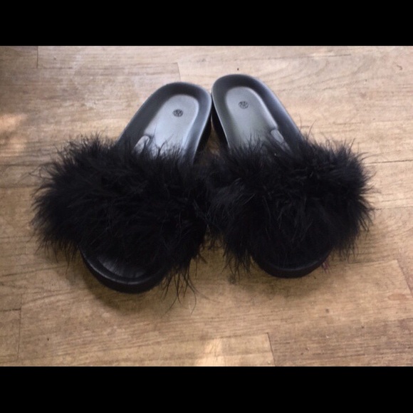 Black Feather Slides - Picture 3 of 6